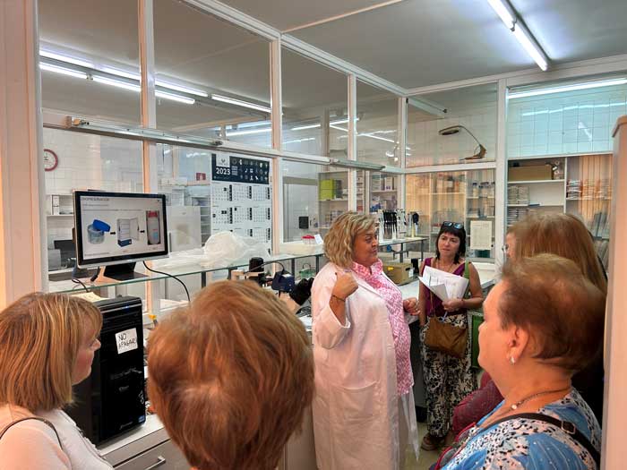 Visita a nuestros laboratorios por parte de pacientes de la AECC